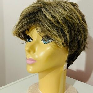 Gabor Layered Short Wavy Synthetic Wig Light Brown Ash Blond Classic Cap Medium